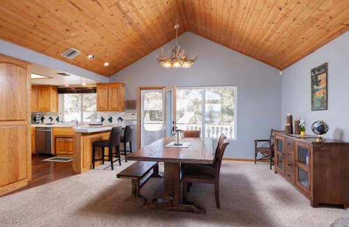 Big Bear Lake House | BREATHTAKING LAKE VIEWS - HUGE GREAT ROOM & GAME ROOM, DUAL FIREPLACES, PACMAN!