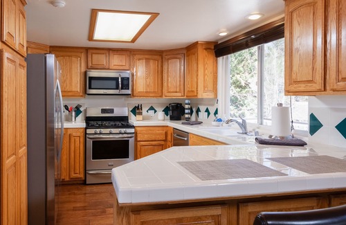 Big Bear Lake House | BREATHTAKING LAKE VIEWS - HUGE GREAT ROOM & GAME ROOM, DUAL FIREPLACES, PACMAN!