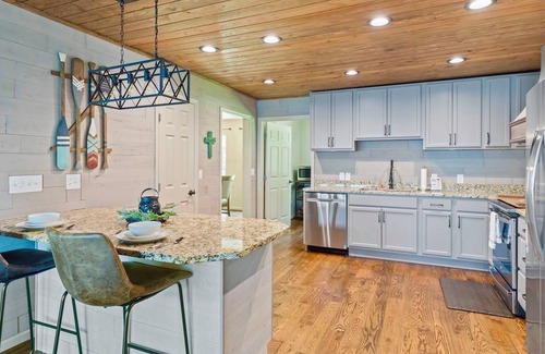 Shady Bay House | Breathtaking Lake Front Home, Perfect for events and families!