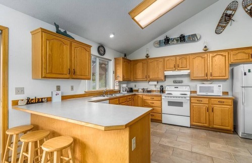 Kellogg Condo | Breathtaking Mountain View Townhouse by the River