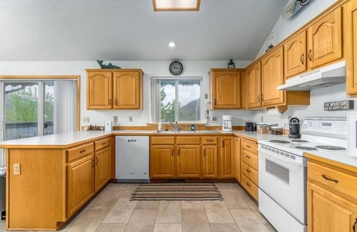 Kellogg Condo | Breathtaking Mountain View Townhouse by the River