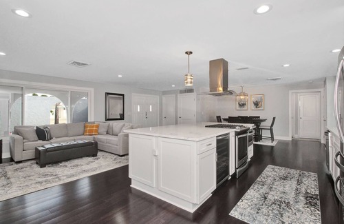 St. Petersburg House | Breathtaking Oasis Retreat in St. Pete! Stunning Sunsets and Poolside Paradise!