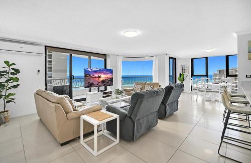 Surfers Paradise Apartment | Breathtaking Ocean View 3-Bedroom Apartment with Parking