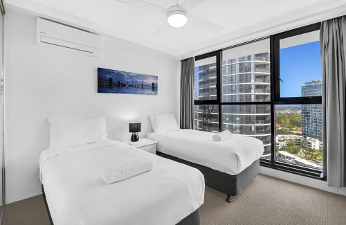 Surfers Paradise Apartment | Breathtaking Ocean View 3-Bedroom Apartment with Parking