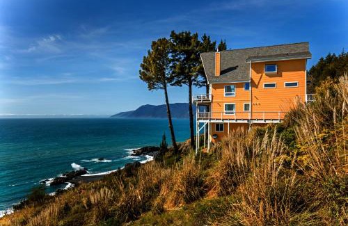 Shelter Cove Apartment | Breathtaking Oceanview! by OceanviewHotTubs Oceanfront! Shelter Cove CA Tesla EV station