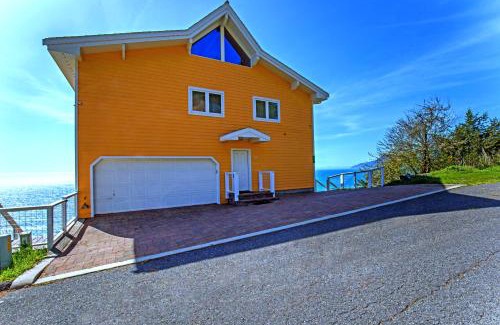 Shelter Cove Apartment | Breathtaking Oceanview! by OceanviewHotTubs Oceanfront! Shelter Cove CA Tesla EV station