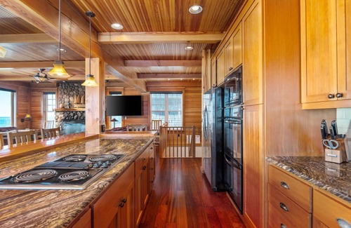 Roads End House | Breathtaking Panoramic Ocean Front Views, Hot Tub, Game Room w/Pool Table, Private Stairway 2 Beach