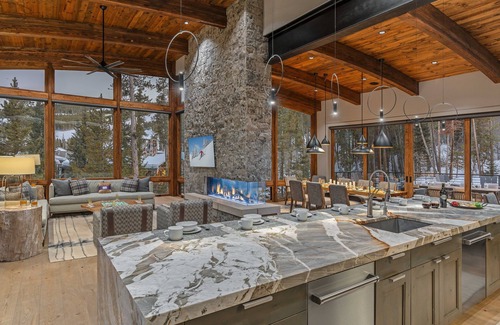 Breckenridge House | Breathtaking Ski-in/Ski-out Home + Mtn Views + Hot Tubs - The Bear’s Den