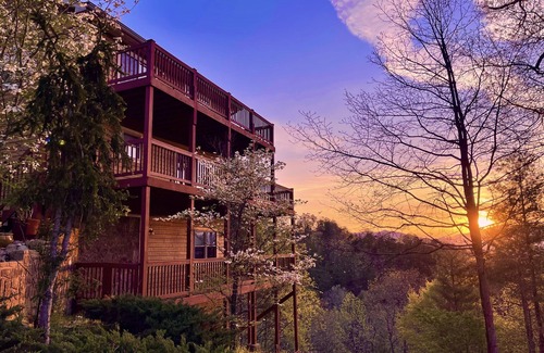 Townsend Cabin | Breathtaking Sunrises in the Smokies : A Cabin for Families near Cades Cove