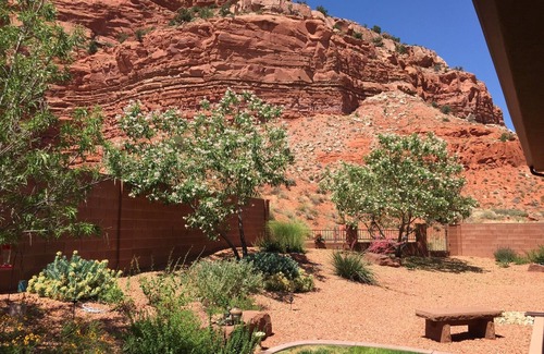 Kanab House | Breathtaking View of Red Cliffs