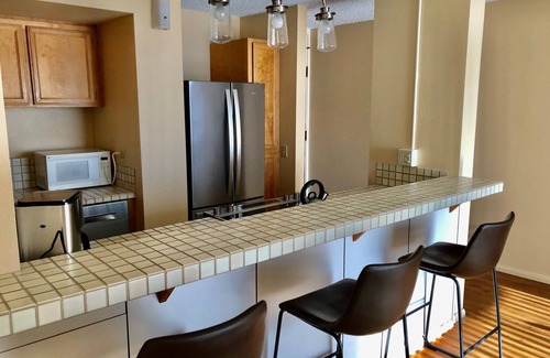 Hilo Condo | Breathtaking Views - 2 Bd Condo w/Pool, A/C, WiFi, Parking