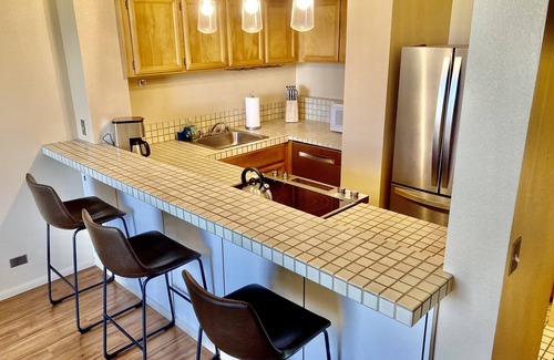 Hilo Condo | Breathtaking Views - 2 Bd Condo w/Pool, A/C, WiFi, Parking