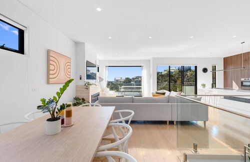 Mount Martha House | Breathtaking views of the ocean, infinity edge pool, 2 seperate living spaces.