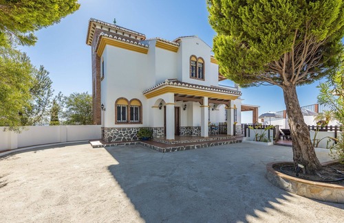 Torrox Villa | Breathtaking views, big swimming pool, Balinese bed, Jacuzzi, Gym . a dream.