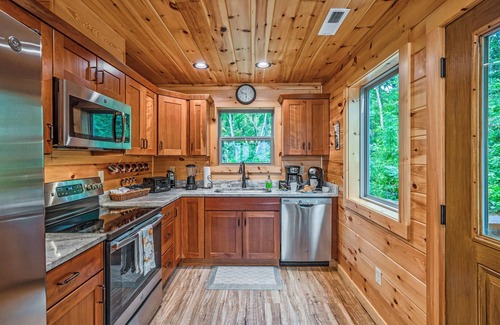 Gatlinburg - Pigeon Forge Cabin | Breathtaking VIEWS Mountain Retreat -Pools-HotTub-DOGS-Pickleball-Baseball