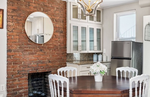 Mount Washington House | Breathtaking views of Pittsburgh from Mt. Washington! Rooftop deck + parking!