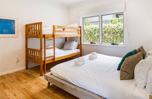 Eagle Bay House | BREATHTAKING VIEWS OVER THE TREETOPS TO THE AZURE WATERS OF THE BAY.