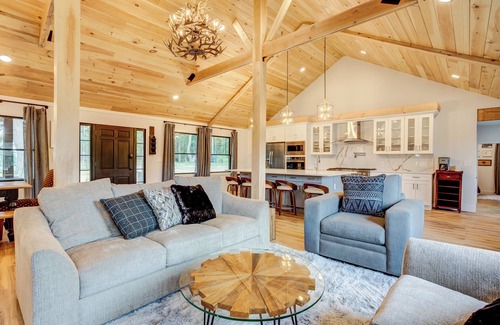 Swan Lake House | Breathtaking views, rolling hills, firepit, deck, Hibachi table , king beds
