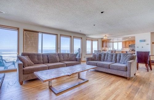 Roads End House | Breathtaking Views from this Five-Bedroom Oceanfront Beauty!