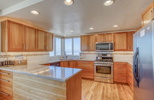 Roads End House | Breathtaking Views from this Five-Bedroom Oceanfront Beauty!