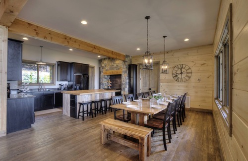 Gatlinburg - Pigeon Forge Cabin | BREATHTAKING Views !/6 Private King Suites/Handicap Friendly/Firepit/Theater