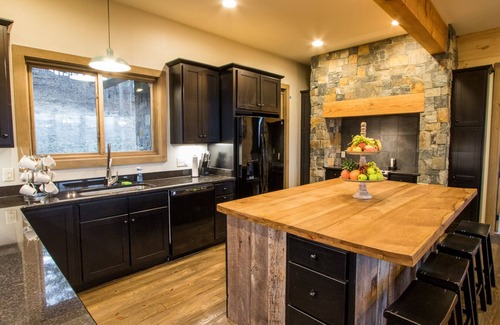 Gatlinburg - Pigeon Forge Cabin | BREATHTAKING Views !/6 Private King Suites/Handicap Friendly/Firepit/Theater