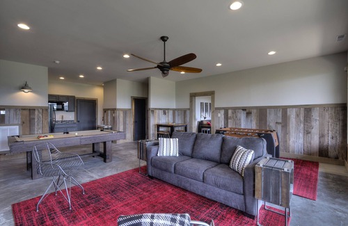 Gatlinburg - Pigeon Forge Cabin | BREATHTAKING Views !/6 Private King Suites/Handicap Friendly/Firepit/Theater