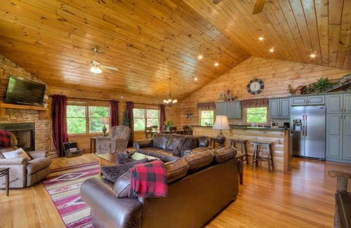 Gatlinburg - Pigeon Forge House | Breathtaking Views await you and your family.