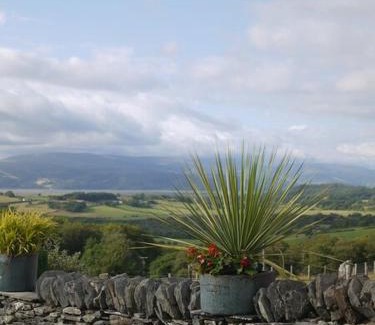 Glandyfi House | BREATHTAKING VIEWS with a HOT TUB - Bwlch Cliced