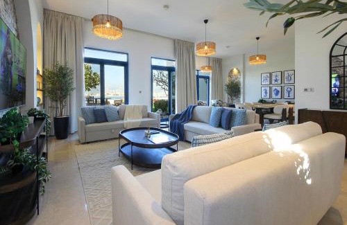 Palm Jumeirah Villa | Breathtaking Villa With Roof Garden and Beach access