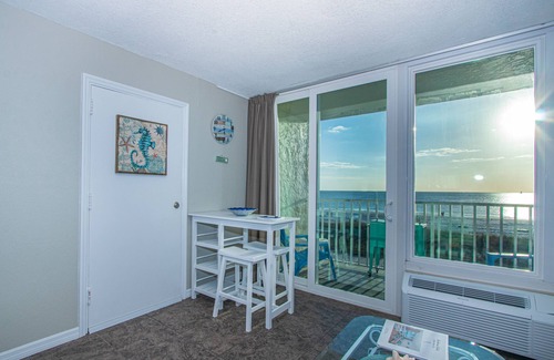 Treasure Island Apartment | Breathtaking Waterfront Studio! Enjoy Beach Waves from your Balcony!