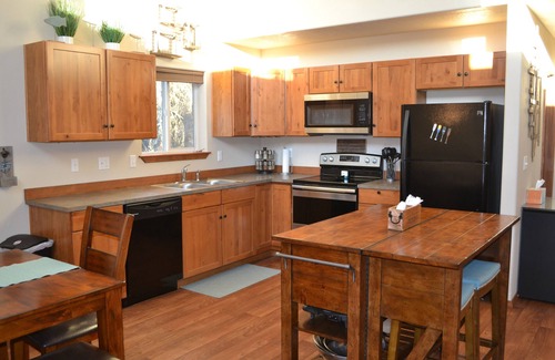 Hayden House | Breathtakingly beautiful, all season, all occasion lake front getaway!