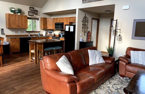 Hayden House | Breathtakingly beautiful, all season, all occasion lake front getaway!