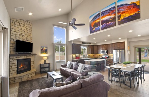 Moab South Valley House | Breccia House, plenty of parking! Sleeps 15