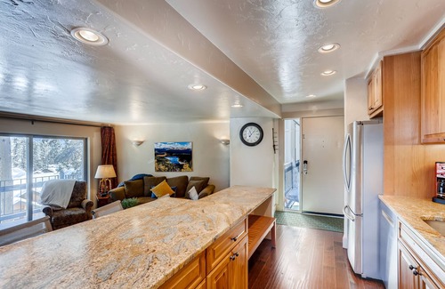 Peak 8 Condo | BRECKENRIDGE 2 BEDROOM CONDO, FREE SHUTTLE TO PEAK 8 & TOWN, CLOSE TO RESORT