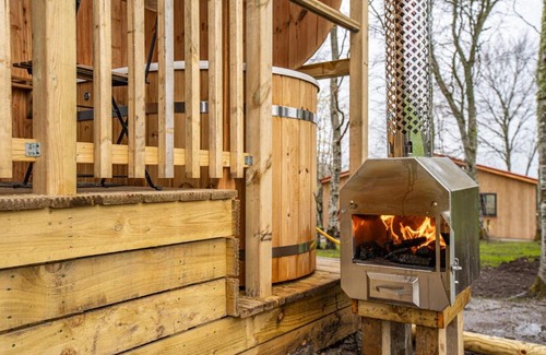 East Lewiston Apartment | Breckland Lodge 1 with Hot Tub