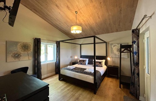 East Lewiston Ski Chalet | Breckland Lodge 3 with Hot Tub