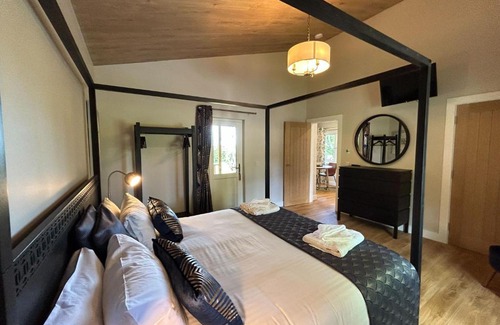 East Lewiston Ski Chalet | Breckland Lodge 3 with Hot Tub