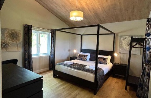 East Lewiston Ski Chalet | Breckland Lodge 3 with Hot Tub