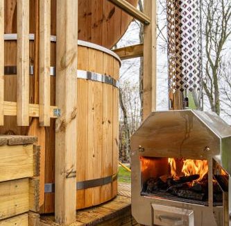 East Lewiston Ski Chalet | Breckland Lodge 4 with Hot Tub