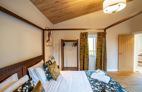 East Lewiston Ski Chalet | Breckland Lodge 4 with Hot Tub