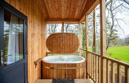 East Lewiston Ski Chalet | Breckland Lodge 4 with Hot Tub