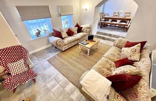Crickhowell Cottage | *Brecon Beacons,Log Burner, hot tub Dogs Welcome*