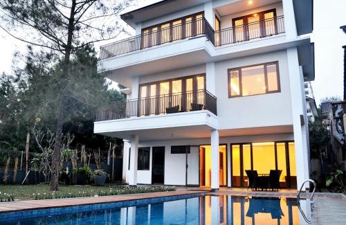 Bandung Villa | Breeze blows city view villa 4 bedrooms and 1 family room 1 king-size bed and 1 queen-size bed with a private swimming pool