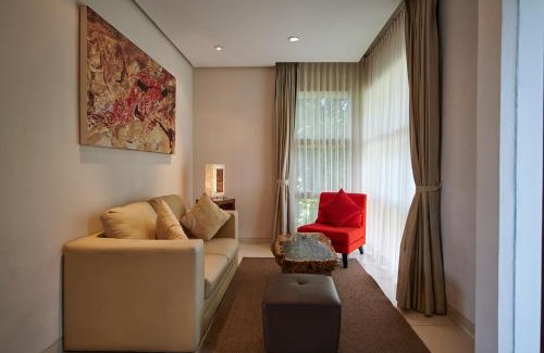 Bandung Villa | Breeze blows city view villa 4 bedrooms and 1 family room 1 king-size bed and 1 queen-size bed with a private swimming pool