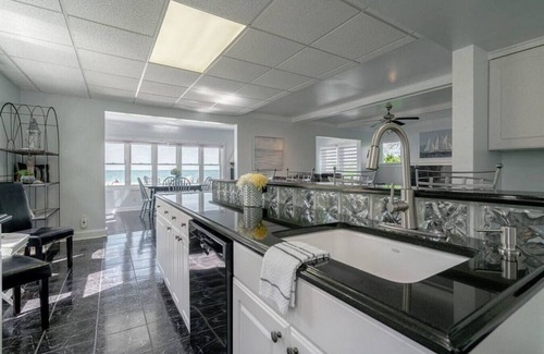 Leamington Cottage | Breezeway Lakehouse · Near Point Pelee!