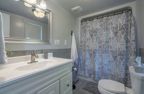 Leamington Cottage | Breezeway Lakehouse · Near Point Pelee!