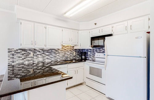 North Ocean City Condo | Breezy beachfront condo with balcony, W/D, hot tub, & full kitchen