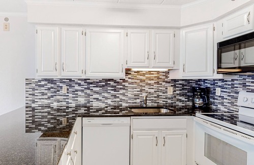 North Ocean City Condo | Breezy beachfront condo with balcony, W/D, hot tub, & full kitchen