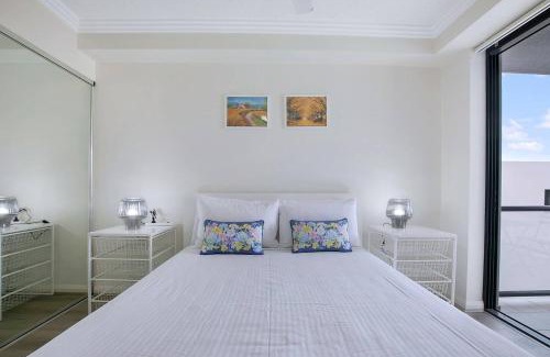 Southport Apartment | Breezy Beachside - Enjoy Outdoor Fun and Relaxation